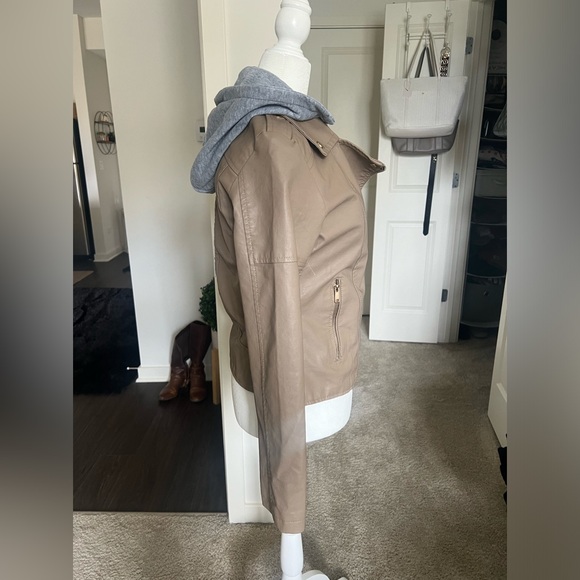 NWOT Roosevelt American College tan faux leather jacket  size M - Picture 3 of 9